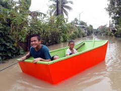 Aufgrund von Überschwemmungen kann man sich im Osten der Philippinen nur noch mit Booten fortbewegen. (Bild: KEYSTONE/EPA/ROMEDOR GLORIANE)