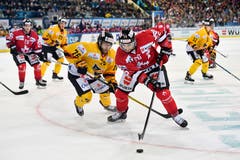 KalPa Kuopios Konsta Makinen (links) eilt Kanadas Maxim Noreau nach. Bild: Gian Ehrenzeller / Keystone (Davos, 31.12.2018)