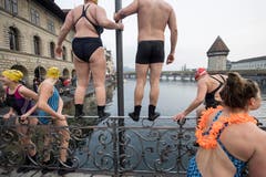 Sie haben es noch vor sich: Am Silvester-Schwimmen in der Reuss. (Bild: KEYSTONE/Urs Flüeler; Luzern, 31. Dezember 2018)