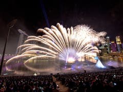 Grosses Feuerwerk vor grossem Publikum (Bild: Keystone/EPA/WALLACE WOON)