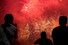 Malaysia: Ein Feuerwerk in Kuala Lumpur – im Hintergrund die bekannten Petronas-Twin-Towers. (Bild: KEYSTONE/AP Photo/Yam G-Jun)