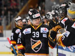 Kim Nousiainen von Kelavan Pallo Kuopio, hier nach seinem Torerfolg zum 1:0 im Halbfinal gegen den HC Davos, verteidigt im All-Star-Team auf der rechten Seite (Bild: KEYSTONE/SPENGLER CUP/GIAN EHRENZELLER)