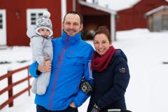 Sylvia und Markus Buob aus Wauwil, inzwischen zu dritt, bauen sich in Schweden eine neue Existenz auf. Bild: SRF