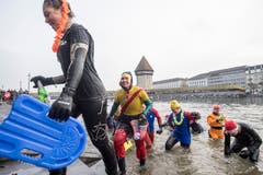 Hauptsache Spass: Am Silvester-Schwimmen in der Reuss. (Bild: KEYSTONE/Urs Flüeler; Luzern, 31. Dezember 2018)