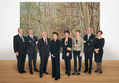 2012 (von links): Johann Schneider-Ammann, Didier Burkhalter, Ueli Maurer, Bundespräsidentin Eveline Widmer-Schlumpf, Doris Leuthard, Simonetta Sommaruga, Alain Berset, Bundeskanzlerin Corina Casanova.