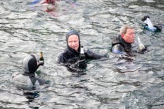 Ja dann, einen guten Rutsch ins neue Jahr! Am Silvester-Schwimmen in der Reuss. (Bild: KEYSTONE/Urs Flüeler; Luzern, 31. Dezember 2018)