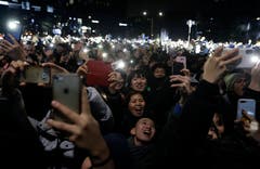 Südkorea: Alle warten gespannt auf Mitternacht – grosses Treffen in Seoul. (Bild: KEYSTONE/AP Photo/Ahn Young-joon)