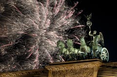 Deutschland: Feuerwerk beim Brandenburger Tor in Berlin. (Bild: AP Photo/Michael Sohn)