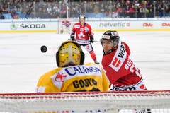 Immer den Puck im Fokus: Zach Boychuk (rechts) vom Team Canada. Bild: Gian Ehrenzeller / Keystone (Davos, 31.12.2018)