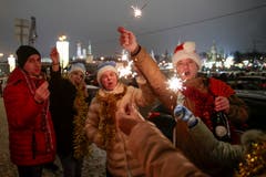 Russland: Gefeiert wird in Moskau trotz Kälte draussen. (Bild: Keystone/AP Photo/Denis Tyrin)