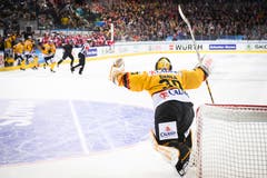 Soeben den 16. Schuss im Penaltyschiessen gehalten: KalPa-Torhüter Daniel Manzata jubelt mit seinen Teamkollegen. Bild: Gian Ehrenzeller / Keystone (Davos, 31.12.2018)