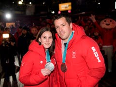 Jenny Perret und Martin Rios «chifleten» sich in die Herzen des TV-Publikums und eröffneten den Schweizer Medaillenreigen an den Olympischen Winterspielen in Südkorea (Bild: KEYSTONE/JEAN-CHRISTOPHE BOTT)