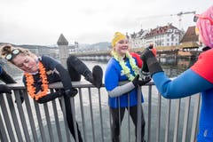 Bisschen Mut gehört dazu: Am Silvester-Schwimmen in der Reuss. (Bild: KEYSTONE/Urs Flüeler; Luzern, 31. Dezember 2018)