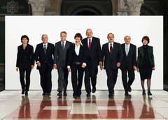 2007 (von links): Doris Leuthard, Christoph Blocher, Moritz Leuenberger, Bundespräsidentin Micheline Calmy-Rey, Pascal Couchepin, Samuel Schmid, Hans-Rudolf Merz, Bundeskanzlerin Annemarie Huber-Hotz.