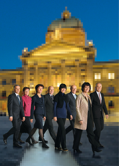 2010, Bild 1 (von links): Didier Burkhalter, Bundeskanzlerin Corina Casanova, Eveline Widmer-Schlumpf, Ueli Maurer, Micheline Calmy-Rey, Hans-Rudolf Merz, Bundespräsidentin Doris Leuthard, Moritz Leuenberger.