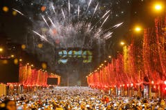 Frankreich: Der beleuchtete Triumphbogen in Paris. (Bild: AP Photo/Michel Euler)