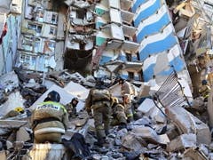 Bei einer Gasexplosion in einem Plattenbau aus der Sowjetzeit sind am Silvestermorgen in Russland mindestens vier Menschen getötet worden. Bergungshelfer befürchteten, dass zahlreiche Bewohner unter den Trümmern des eingestürzten Gebäudes in der Industriestadt Magnitogorsk verschüttet sein könnten. (Bild: Keystone/EPA EMERGENCY SITUATIONS MIN. P./RUSSIAN EMERGENCY SITU)