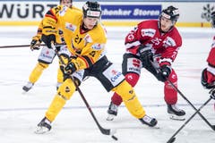 KalPa Kuopios Eetu Luostarinen (links) gegen Cory Emmerton vom Team Canada. Bild: Melanie Duchene / Keystone (Davos, 31.12.2018)