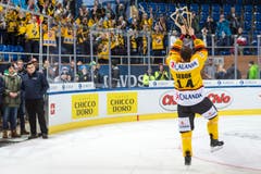 Balazs Sebok feiert den Pokal mit den Fans. Bild: Melanie Duchene / Keystone (Davos, 31.12.2018)