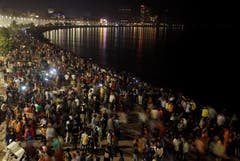 Indien: Die Bevölkerung feiert den Jahreswechsel am Strand von Mumbai. (Bild: Keystone/AP Photo/Rajanish Kakade)