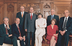 2004 (von links): Moritz Leuenberger, Samuel Schmid, Pascal Couchepin, Bundespräsident Joseph Deiss, Micheline Calmy-Rey, Christoph Blocher, Bundeskanzlerin Annemarie Huber-Hotz, Hans-Rudolf Merz.