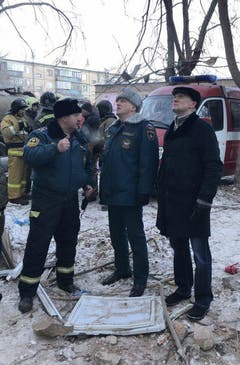 Boris Dubrovsky, Gouverneur von Chelyabinsks, spricht mit dem Sicherheitschef am Unfallort. (Bild: Keystone)