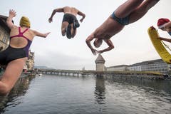 Und ab ins kalte Nass: Am Silvester-Schwimmen in der Reuss. (Bild: KEYSTONE/Urs Flüeler; Luzern, 31. Dezember 2018)