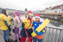 Zwei mutige Chläuse: Am Silvester-Schwimmen in der Reuss. (Bild: KEYSTONE/Urs Flüeler; Luzern, 31. Dezember 2018)