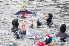 Ein Prosit mit alkoholfreien Getränken: Am Silvester-Schwimmen in der Reuss. (Bild: KEYSTONE/Urs Flüeler; Luzern, 31. Dezember 2018)