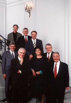 1998, Bild 1 (vorne, v.l.) Bundespräsident Flavio Cotti, Ruth Dreifuss, Jean-Pascal Delamuraz; (Mitte) Bundeskanzler François Couchepin, Arnold Koller; (hinten, v.l.) Moritz Leuenberger, Kaspar Villiger, Adolf Ogi.