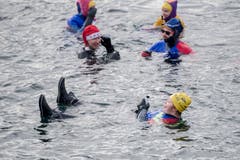 Das scheint ja gemütlich zu sein: Am Silvester-Schwimmen in der Reuss. (Bild: KEYSTONE/Urs Flüeler; Luzern, 31. Dezember 2018)