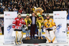 Die beiden Torhüter wurden zu den beiden besten Spielern des Finals gewählt: Zach Fucale (Team Canada, links) und Denis Godla (KaiPa Kuopio). In der Mitte: Turnierdirektor Marc Gianola. Bild: Gian Ehrenzeller / Keystone (Davos, 31.12.2018)