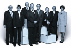 2005 (von links): Hans-Rudolf Merz, Micheline Calmy-Rey, Pascal Couchepin, Bundespräsident Samuel Schmid, Moritz Leuenberger, Joseph Deiss, Christoph Blocher, Bundeskanzlerin Annemarie Huber-Hotz.