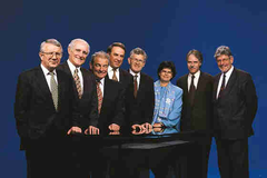 1997 (von links): Bundespräsident Arnold Koller, Flavio Cotti, Jean-Pascal Delamuraz, Adolf Ogi, Kaspar Villiger, Ruth Dreifuss, Moritz Leuenberger, Bundeskanzler François Couchepin.