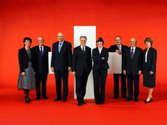 2006, Bild 2 (von links): Doris Leuthard, Christoph Blocher, Pascal Couchepin, Bundespräsident Moritz Leuenberger, Micheline Calmy-Rey, Samuel Schmid, Hans-Rudolf Merz, Bundeskanzlerin Annemarie Huber-Hotz.
