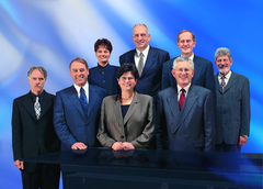 1999, Bild 2 (von links): Moritz Leuenberger, Adolf Ogi, Ruth Metzler, Bundespräsidentin Ruth Dreifuss, Pascal Couchepin, Kaspar Villiger, Joseph Deiss, Bundeskanzler François Couchepin.