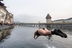 Ein Köpfler in die Reuss: Am Silvester-Schwimmen. (Bild: KEYSTONE/Urs Flüeler; Luzern, 31. Dezember 2018)