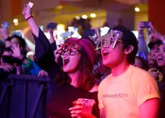 Philippinen: Menschen feiern bei einem Einkaufszentrum in der Nähe von Manila. (Bild: Keystone/AP Photo/Bullit Marquez)