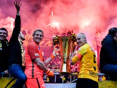 Marco Wölfli und Steve von Bergen feiern den ersten Meistertitel der Young Boys seit 1986 (Bild: KEYSTONE/ANTHONY ANEX)