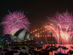 Rekordmenge an Pyrotechnik: Feuerwerk über Sydneys Opera House und Harbour Bridge. (Bild: KEYSTONE/AAP/BRENDAN ESPOSITO)
