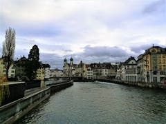 Die Reuss in der Stadt Luzern führt wieder deutlich mehr Wasser mit sich. (Bild: Urs Gutfleisch (Luzern, 4. Dezember 2018))