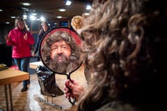 Ein Blick in den Spiegel zeigt, Matthias Giezendanner ist jetzt der Schmutzli. (Bild: Urs Bucher)