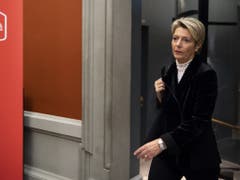 FDP-Bundesratskandidatin Karin Keller-Sutter ist auf dem Weg zum Hearing bei der SP-Fraktion. (Bild: Keystone/ANTHONY ANEX)