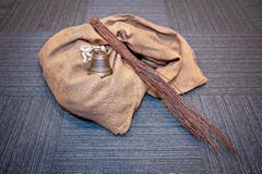Die Ausrüstung des Schmutzlis: Sack, Rute und Glocke. (Bild: Urs Bucher)