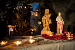 Im dunklen, mit Kerzen und wenigen Grubenlampen nur spärlich beleuchteten Tunnel ergab sich dadurch eine mystische Stimmung. (Bild: Boris Bürgisser (Luzern, 4. Dezember 2018))