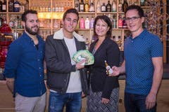 Übergeben OhO-Präsidentin Nadine Knecht 5000 Franken für die Spendenaktion (von links): BBC-Barchef Roger Küng, Bartender Chris Carigiet und Geschäftsinhaber Hanspeter Dürr. (Bild: Hanspeter Schiess)