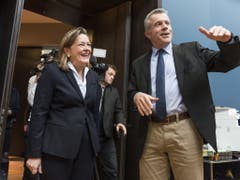 Bundesratskandidatin Heidi Z'graggen wird von Lorenz Hess (BDP/BE) und den weiteren Mitgliedern der BDP-Fraktion zum Hearing begrüsst. (Bild: Keystone/ALESSANDRO DELLA VALLE)