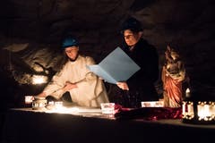 Eva Brandin, reformierte Pfarrerin der Matthäuskirche (rechts), und Claudia Nuber, Pastoralassistentin St. Leodegar beteten... (Bild: Boris Bürgisser (Luzern, 4. Dezember 2018))