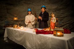 Claudia Nuber, Pastoralassistentin der Pfarrei St. Leodegar im Hof (links) und Eva Brandin, Pfarrerin der Reformierten Kirche Luzern, zelebrieren die Feier zu Ehren der Heiligen Barbara, Schutzpatronin der Bergleute, im Gletschergarten. (Bild: Boris Bürgisser (Luzern, 4. Dezember 2018))