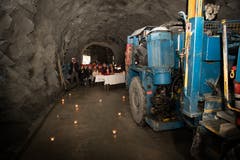 Blick in den Zugangsstollen mit den Maschinen. (Bild: Boris Bürgisser (Luzern, 4. Dezember 2018))